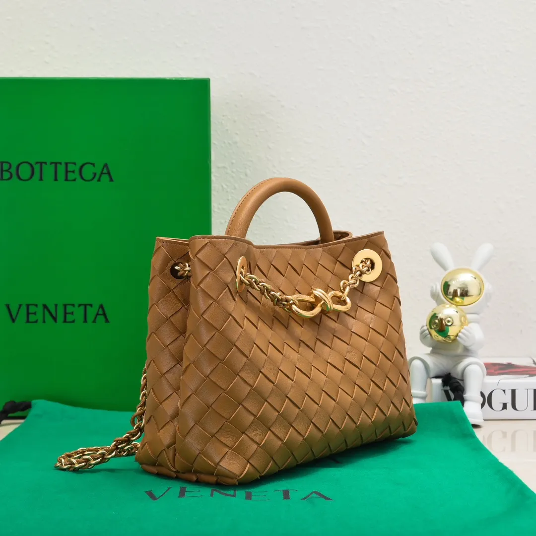 Batch 1960 BOTTEGA VENETA 2024 spring and summer new small ANDIAMO chain bag is also available! 🔥🔥I believe many friends have been waiting for a long time. The metallic chain adds a touch of sophistication to the original softness and elegance of Andiamo. The collision of classic craftsmanship and elegance creates a different kind of beauty. Style number: 6008 Size: 25*22*10.5cm
